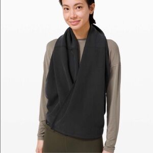 Lululemon vinyasa snap scarf